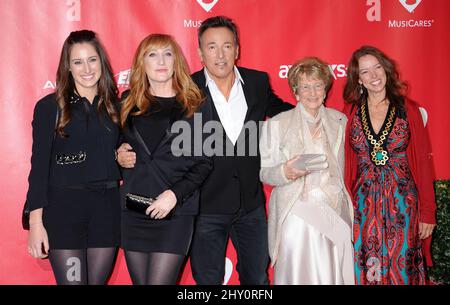 Jessica Springsteen, Patti Scialfa, Bruce Springsteen, Adele Springsteen und Pamela Springsteen tritt bei der 2013 MusicCares Person of the Year Gala zu Ehren von Bruce Springsteen auf Stockfoto