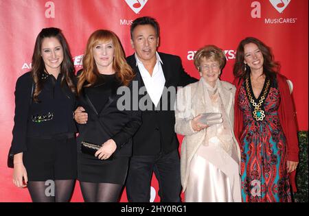 Jessica Springsteen, Patti Scialfa, Bruce Springsteen, Adele Springsteen und Pamela Springsteen tritt bei der 2013 MusicCares Person of the Year Gala zu Ehren von Bruce Springsteen auf Stockfoto