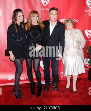 Jessica Springsteen, Patti Scialfa, Bruce Springsteen und Adele Springsteen tritt bei der 2013 MusicCares Person of the Year Gala zu Ehren von Bruce Springsteen auf Stockfoto