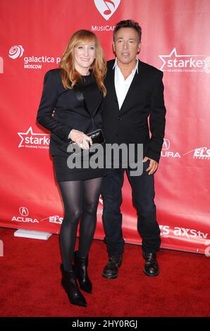 Bruce Springsteen und Patti Scialfa sind bei der 2013 MusicCares Person of the Year Gala zu Ehren von Bruce Springsteen zu Gast Stockfoto