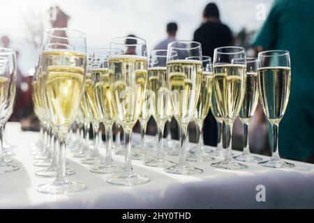 Sektgläser auf einem Tisch bei einer Hochzeit Stockfoto