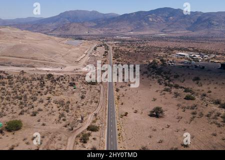 Tiltil, Metropolitana, Chile. 14. März 2022. Eine Autobahn durchquert die ländliche Stadt Tiltil in Chile. Diese Gemeinde liegt am Stadtrand von Santiago und ist eines der am stärksten von der Dürre in Chile betroffenen Gebiete. (Bild: © Matias Basualdo/ZUMA Press Wire) Stockfoto