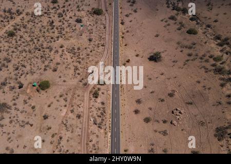 Tiltil, Metropolitana, Chile. 14. März 2022. Eine Autobahn durchquert die ländliche Stadt Tiltil in Chile. Diese Gemeinde liegt am Stadtrand von Santiago und ist eines der am stärksten von der Dürre in Chile betroffenen Gebiete. (Bild: © Matias Basualdo/ZUMA Press Wire) Stockfoto