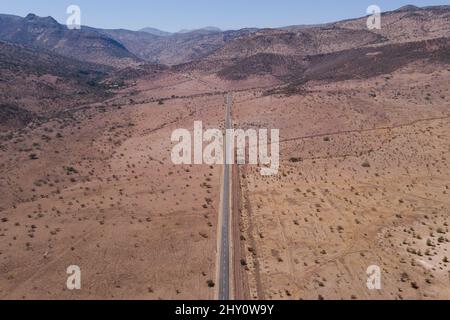 Tiltil, Metropolitana, Chile. 14. März 2022. Eine Autobahn durchquert die ländliche Stadt Tiltil in Chile. Diese Gemeinde liegt am Stadtrand von Santiago und ist eines der am stärksten von der Dürre in Chile betroffenen Gebiete. (Bild: © Matias Basualdo/ZUMA Press Wire) Stockfoto