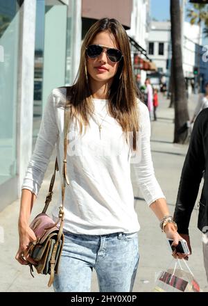 Alessandra Ambrosio hält an der „Crumbs“-Cupcake-Bar Stockfoto