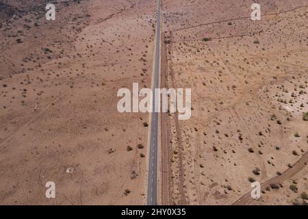 Tiltil, Metropolitana, Chile. 14. März 2022. Eine Autobahn durchquert die ländliche Stadt Tiltil in Chile. Diese Gemeinde liegt am Stadtrand von Santiago und ist eines der am stärksten von der Dürre in Chile betroffenen Gebiete. (Bild: © Matias Basualdo/ZUMA Press Wire) Stockfoto
