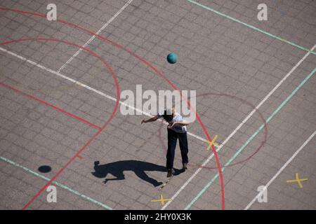 Santiago, Metropolitana, Chile. 14. März 2022. Ein Junge spielt in einer Schule in Santiago, Chile, mitten in der Pause Volleyball. Seit der Rückkehr in den Unterricht Anfang März ist die Präsenzpflicht an Schulen in Chile obligatorisch. (Bild: © Matias Basualdo/ZUMA Press Wire) Stockfoto