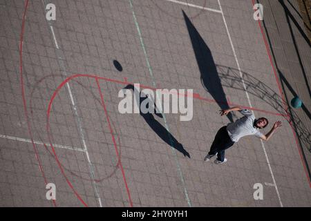 Santiago, Metropolitana, Chile. 14. März 2022. Ein Junge spielt in einer Schule in Santiago, Chile, mitten in der Pause Volleyball. Seit der Rückkehr in den Unterricht Anfang März ist die Präsenzpflicht an Schulen in Chile obligatorisch. (Bild: © Matias Basualdo/ZUMA Press Wire) Stockfoto