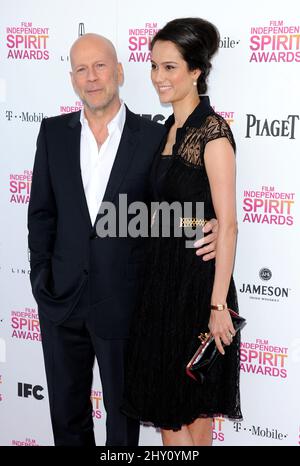 Bruce Willis und seine Frau Emma Heming nahmen an den Independent Spirit Awards 2013 in Santa Monica in Kalifornien Teil. Stockfoto