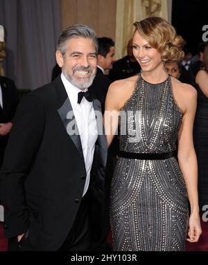 George Clooney und Stacy Keibler bei den Annual Academy Awards 85. im Dolby Theater in Los Angeles, USA Stockfoto