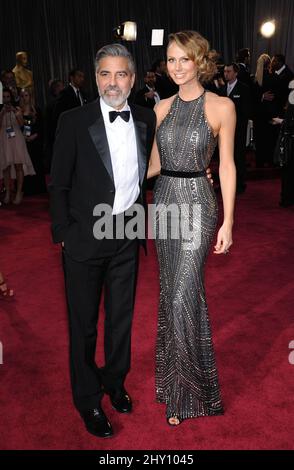 George Clooney und Stacy Keibler bei den Annual Academy Awards 85. im Dolby Theater in Los Angeles, USA Stockfoto