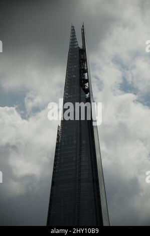 Vertikale Aufnahme der Spitze des Shard gegen den bewölkten Himmel. London, England, Großbritannien. Stockfoto