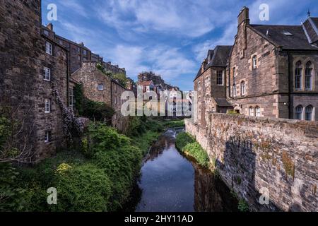 Blick auf das berühmte Dean Village, ein historisches Dorf am Wasser von Leith in Edinburgh, Schottland Stockfoto