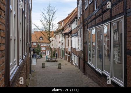 Blick auf die von Gebäuden umgebene schmale Straße in der Hansestadt Stade Stockfoto