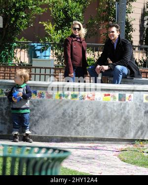 Ali Larter und Ehemann Hayes MacArthur und Sohn Theodore Hayes MacArthur im Coldwater Park in Los Angeles, USA. Stockfoto