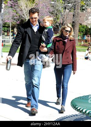 Ali Larter und Ehemann Hayes MacArthur und Sohn Theodore Hayes MacArthur im Coldwater Park in Los Angeles, USA. Stockfoto