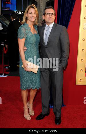 Steve Carell und seine Frau Nancy Walls nahmen an der Weltpremiere „The Incredible Burt Wonderstone“ im chinesischen Theater in Los Angeles, USA, Teil. Stockfoto