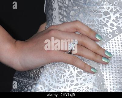 Christian Serratos bei der Premiere von 'The Host' in Hollywood, Kalifornien. Stockfoto