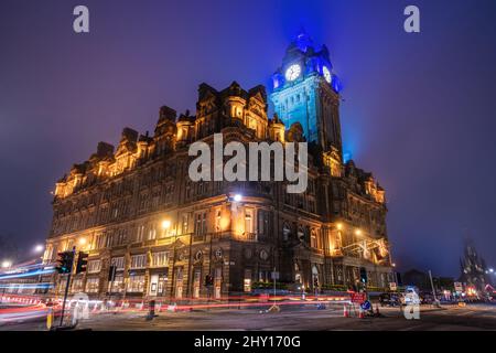 Nachtansicht des berühmten Balmoral Hotels, einem historischen Luxushotel an der Princes Street im Stadtzentrum von Edinburgh Stockfoto