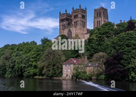 Die historische Kathedrale von Durham entlang des Flusses Wear in England Stockfoto