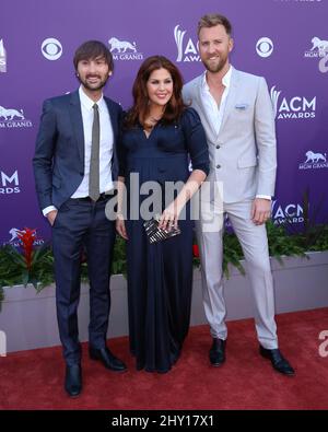 Dave Haywood, Hillary Scott und Charles Kelley von Lady Antebellum kommen bei den Annual Academy of Country Music Awards 48. in der MGM Grand Garden Arena in Las Vegas, USA, an. Stockfoto