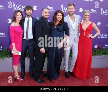 Kellie Cashiola, Dave Haywood, Chris Tyrrell, Hillary Scott, Charles Kelley und Cassie McConnell von Lady Antebellum kommen bei den Annual Academy of Country Music Awards 48. an, die in der MGM Grand Garden Arena in Las Vegas, USA, abgehalten werden. Stockfoto