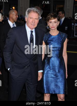 Harrison Ford und Calista Flockhart bei der Premiere von „42“ The True Story of an American Legend im TCL Chinese Theatre in Los Angeles, USA. Stockfoto