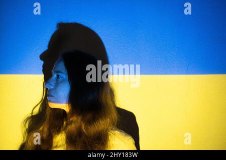 Projektion der ukrainischen Flagge auf das Gesicht der Frau Stockfoto