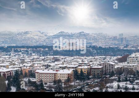 Panoramablick auf Ankara mit Anitkabir und ulus Altstadt vom Emek Bezirk. Stockfoto