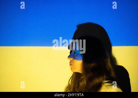 Projektion der ukrainischen Flagge auf das Gesicht der Frau Stockfoto