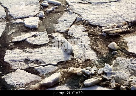 Gebrochenes Eis im Meer Stockfoto