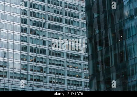 Gebäude mit gläsernen Spiegelwänden an der Straße der modernen Stadt Stockfoto
