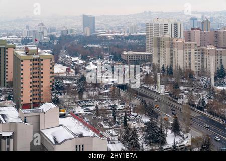 Ankara, Türkei-Janury 25 2022: Panoramablick auf Ankara mit Ismet Inonu Boulevard im Winter Stockfoto