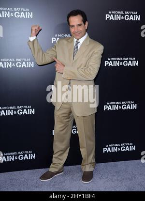 Tony Shalhoub bei der Premiere von „Pain & Gain“ im TCL Chinese Theatre in Los Angeles, USA. Stockfoto