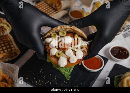 Von oben schwarze Disketten auf hellblauem Hintergrund platziert Stockfoto