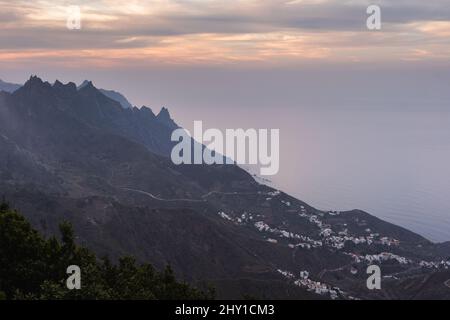 Siedlung mit Wohngebäuden an der Küste mit felsigen Klippen in der Nähe des Meeres im Küstengebiet der Kanarischen Insel in Spanien Stockfoto