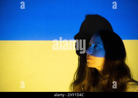 Projektion der ukrainischen Flagge auf das Gesicht der Frau Stockfoto