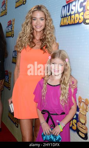 Denise Richards nimmt an den Radio Disney Music Awards 2013 in Los Angeles, Kalifornien, Teil. Stockfoto