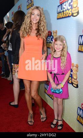 Denise Richards, Lola Sheen bei den Radio Disney Music Awards 2013 in Los Angeles, Kalifornien. Stockfoto