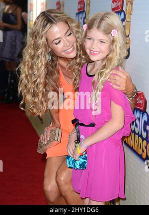 Denise Richards, Lola Sheen bei den Radio Disney Music Awards 2013 in Los Angeles, Kalifornien. Stockfoto