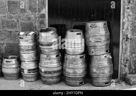 Gestapelte Aluminium-Bierfässer vorne in schwarz und weiß niemand keine Menschen Stockfoto