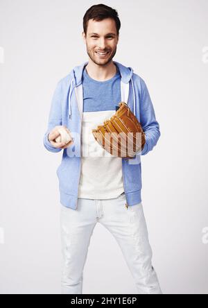 Er liebt Baseballspiele. Porträt eines jungen Mannes in Baseballkleidung. Stockfoto