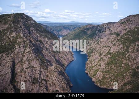 Luftaufnahme des blauen Flusses und der Berge Sil Canyon in Galicien, Spanien. Atemberaubende Aussicht auf den Canyon malerische Landschaft mit blauem Fluss und Hügel Stockfoto