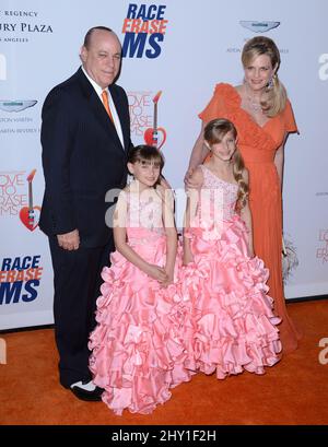 Ken Rickel, Nancy Davis, Isabella Rickel und Mariella Rickel nehmen an der Gala „Love to Erase MS“ 20. Teil, die im Hyatt Regency Century Plaza Hotel, Century City, Kalifornien, stattfindet Stockfoto