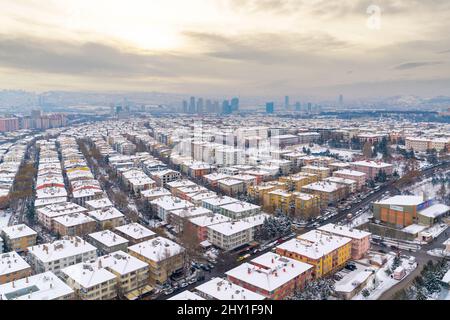 Ankara, Türkei-Janury 25 2022: Panoramablick auf Ankara mit Bahcelievler und Emek Bezirken im Winter. Stockfoto