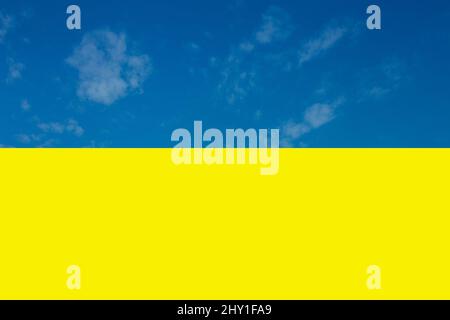 Hintergrund der ukrainischen Flagge über dem Himmel Hintergrund mit Kopierraum Stockfoto