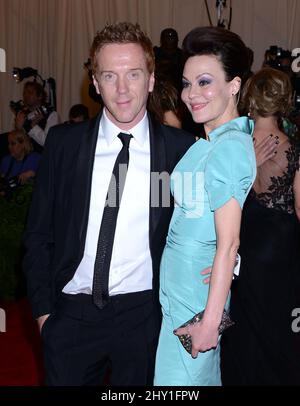 Damian Lewis & Helen McCrory bei der MET Gala 2013: 'PUNK: Chaos to Couture' im Metropolitan Museum of Art in New York, USA. Stockfoto