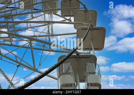 Low-Angle-Aufnahme eines Riesenrads in einem Vergnügungspark gegen den blauen Himmel Stockfoto