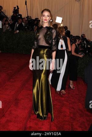 Rosie Huntington-Whiteley nahm an der MET Gala 2013: 'PUNK: Chaos to Couture' Teil, die im Metropolitan Museum of Art in New York, USA, stattfand. Stockfoto