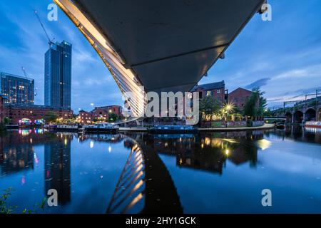 Abendansicht unter der Merchants Bridge entlang des Flusses Irwell im historischen Castlefield District von Manchester Stockfoto